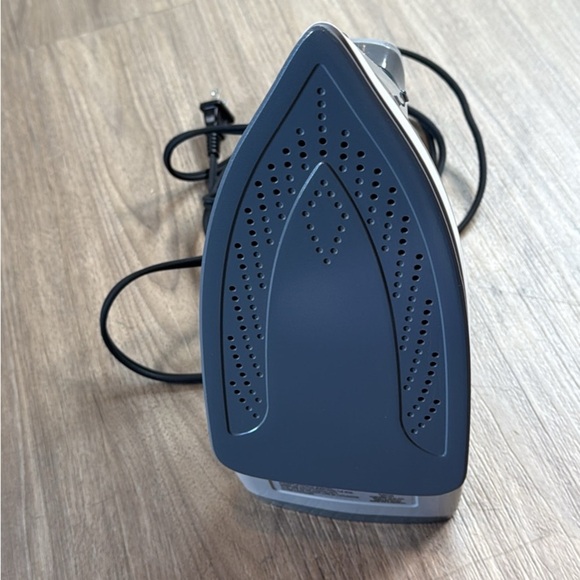 Pur Steam Iron - Black and Gray - Picture 2 of 7
